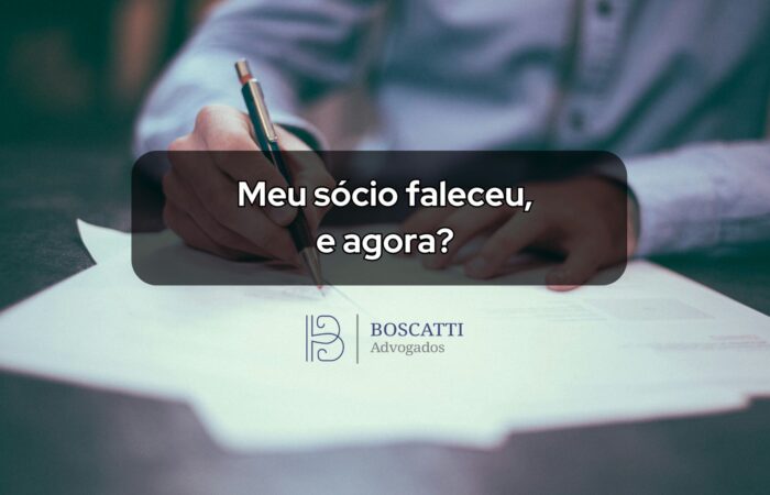 Homem assinando pedaço de papel